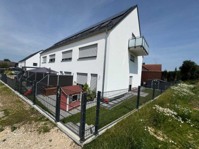 Modernes KFW40 Reiheneckhaus im Nordwesten Ingolstadts mit PV-Strom, Blick ins Grüne hochwertig