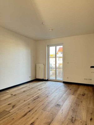 **Helle 2-Raum-Wohnung mit Balkon und neuem Echtholzparkettboden**