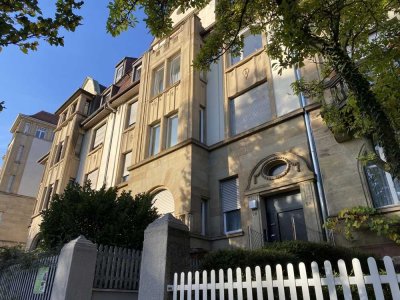 WOHNEN IN PFORZHEIM = PERFEKT WG-GEEIGNETE ALTBAUWOHNUNG MIT WOHNKÜCHE UND LOGGIA IN DER NORDSTADT