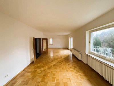 Großzügige Beletagewohnung mit 44 m² Wohnzimmer und  Balkon in ruhiger Seitenstraße von Bredeney
