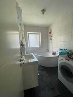 Stilvolle, modernisierte 3,5-Zimmer-Erdgeschosswohnung mit Balkon in Walldorf