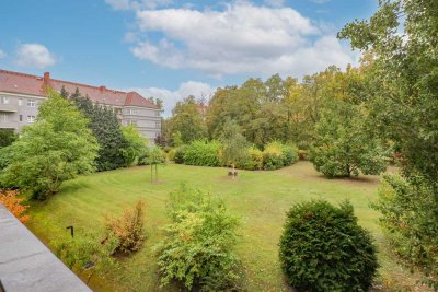von privat: Charmante 2 Zimmer Altbauwohnung mit verglastem Balkon ins Grüne in Berlin-Tempelhof