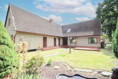 Sofort wohlfühlen: 6-Zi.-EFH mit Garten, Garage und 2 Carportstellplätzen in Fuhlendorf