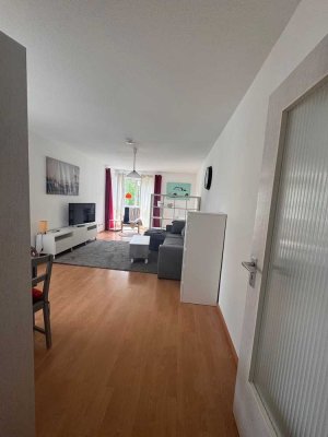 Helle und voll möblierte 2-Zimmer-Wohnung mit separater Küche