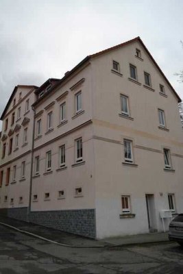 Gemütliche 2-Zimmer mit Laminat und Wannenbad mit Fenster in ruhiger Lage!