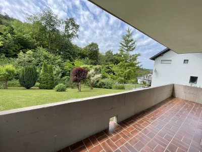 Freundliche 4,5-Raum-Souterrain-Wohnung mit Einbauküche, Balkon und Garten in MOS