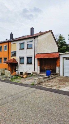 Reihenendhaus mit Garten im Wohngebiet Renovierungsbedürftig