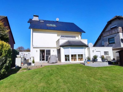 In ruhiger, gewachsener Lage! Freistehendes Einfamilienhaus mit Einliegerwohnung auf Erbbaugrundstüc