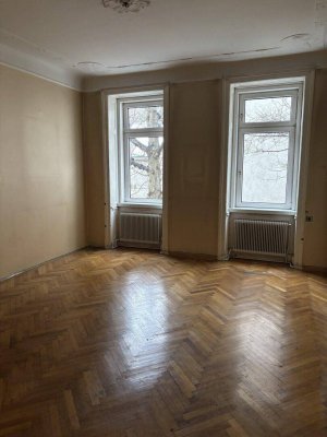 Sanierungsbedürftige 82m² Altbauwohnung mit Klopfbalkon in Hofruhelage!