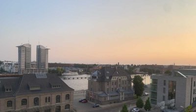 Stilvolles, lichtdurchflutetes Loft-Apartment mit weitem Spreeblick und hochwertiger Möblierung.