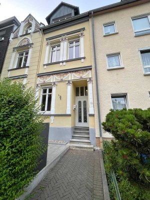 Stilvolles, vollst. renoviertes 7,5-Zimmer-Reihenhaus mit geh. Innenausstattung