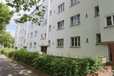 Wunderschöne * 2 Zimmer Wohnung * Bad mit Fenster* Loggia zum Innenhof