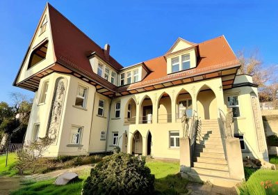 Stilvolle Gartenwohnung in denkmalgeschützter Villa mit Garten!