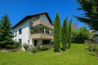 Großzügige, kompl. renovierte 3 1/2 - 4 Zimmerwohnung mit zwei Balkonen in bevorzugter Lage