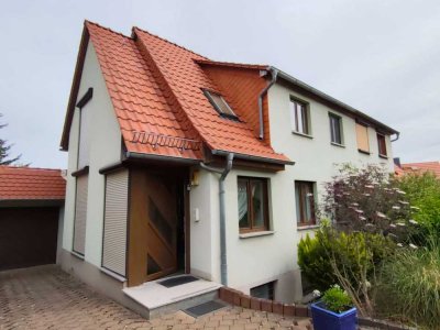 Gepflegte Doppelhaushälfte mit großem Garten, Garage und vielseitig nutzbarem Souterrain