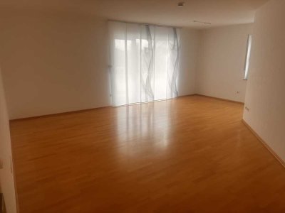 Einziehen & Wohlfühlen: Top 3-Zimmer-Wohnung mit Balkon, EBK, Tageslichtbad, Gäste-WC und Stellplatz