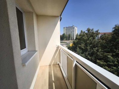 *Moderne Dreiraumwohnung mit Einbauküche*