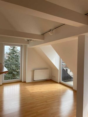 Geschmackvolle, modernisierte 2-Zimmer-Dachgeschosswohnung mit EBK in Augsburg