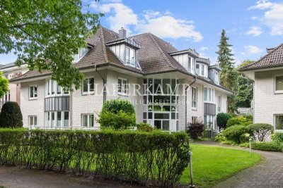 Grünes Volksdorf: Großzügige 3-Zimmer Erdgeschosswohnung plus Hobbyraum in Stadtvilla