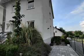 Schöne DHH mit großer überdachter Terrasse und pflegeleichtem kleinen Garten