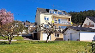 Gepflegtes 3-FH, Wfl. 255 m² + 2 Garagen + 2 Stellplätze im Haus, ca. 830 m² Grundfläche.
EG frei