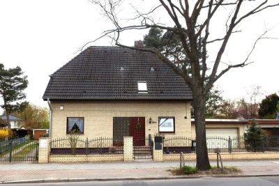 Gepflegtes Zweifamilien/Zweigenerationenhaus in Berlin Staaken - Vielseitige Nutzbarkeit !