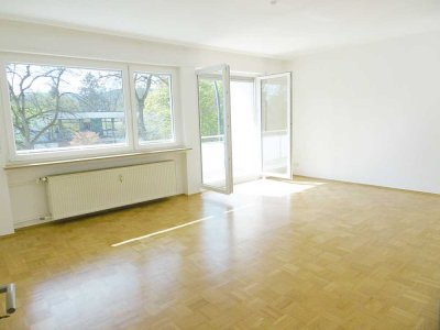 HELLE+ RENOVIERTE BALKON-WOHNUNG MIT BLICK IN SEHR GEPFLEGTER, GRÜNER LAGE!