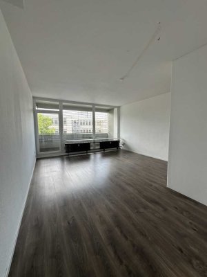 Schöne 2 Zimmer Wohnung mit 2 Balkonen und EBK