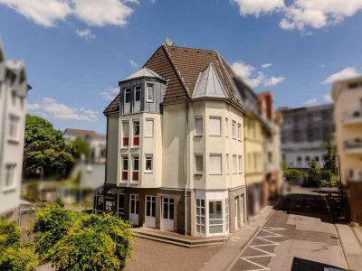 Gepflegtes Mehrfamilienhaus in zentraler Lage mit freier 2 Zimmer-Dachgeschoßwohnung