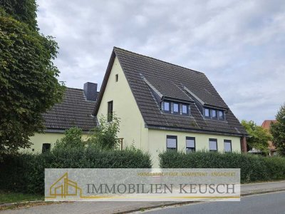 2 Fam.-Haus in zentraler Lage, großes grünes Grundstück mit Garage + Stellplätze - 2 Eingänge