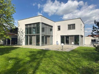 Kubische Architektenvilla mit Bürotrakt und parkähnlichem Garten