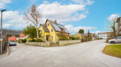 Zweifamilienhaus inkl. PV-Anlage auf geräumigen Grundstück in Toplage!