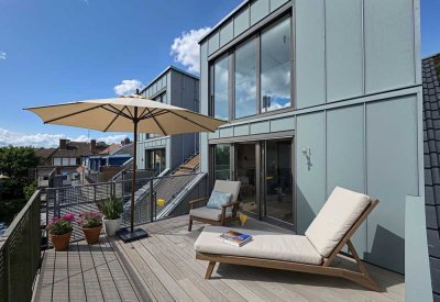 Dachterrassentraum: Maisonette-Erstbezug mit Einbauküche und Topausstattung