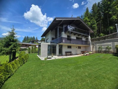 Modernisiertes Einfamilienhaus mit großen Garten und Garagen in Achenkirch
