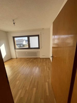 Vermietung: 3-Zimmer-Wohnung in Zweifamilienhaus in Kelsterbach mit Balkon und Einbauküche