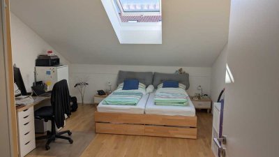 Neue gepflegte 2-Zimmer-Dachgeschosswohnung mit geh. Innenausstattung mit Terrasse und EBK