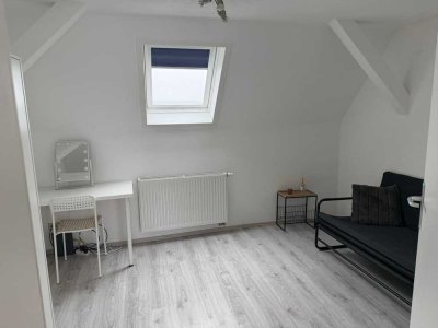 Dachgeschosswohnung-Wohnung mit 2,5 Zimmern Schwenningen gerne auch über WhatsApp 01746004444