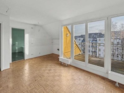 Wohnen über den Kaßberg-Dächern: Denkmalgeschütztes Dachgeschoss mit Terrasse und Parkplatz