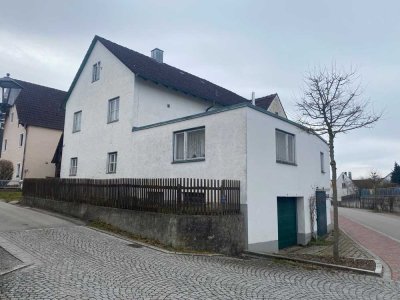 Renovierungsbedürftiges Einfamilienhaus mit Garagen + Stadel in zentrumsnaher Wohnlage in Siegenburg