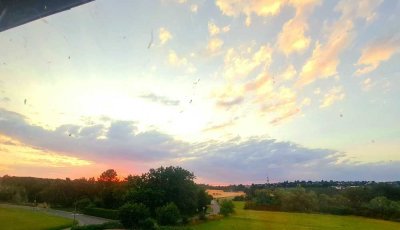 Helle, freundliche, gutgeschnittene 2,5 Zi.-DG-Wohnung