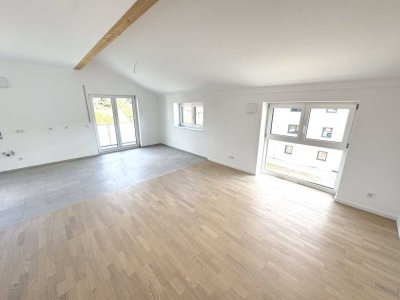 ERSTBEZUG! Ruhige 3-Zimmer-Dachgeschoss-Wohnung mit Balkon u. Hobbyraum!