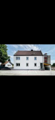 Renovierte 5-Zimmer Wohnung mit Balkon im 2. OG in Pfakofen