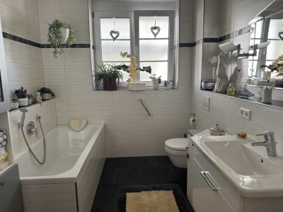 Erdgeschoß-Wohnung mit großzügiger Südterrasse! EBK, Garage, Stellplatz!