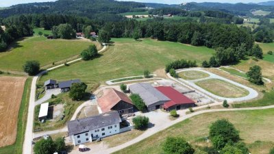 Bestens arrondierter Pferdehof in ostbayerischer Urlaubsregion mit gepflegter Reitanlage und sani...