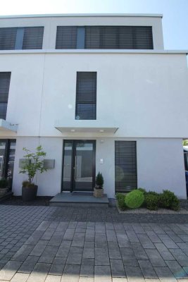 topmoderne DHH mit Einbauküche, Gartenanteil, Dachterrasse, PKW-Stellplatz