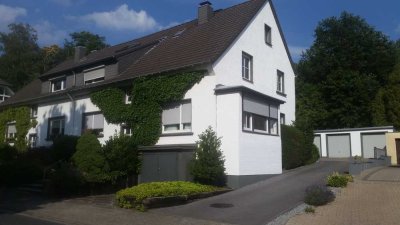 Kleine möblierte Dachwohnung  (40 m² 2,5 Zimmer) in Ratingen-Ost