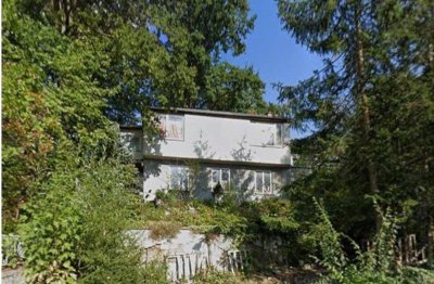 stark renovierungsbedürftiges Haus in schöner Hanglage