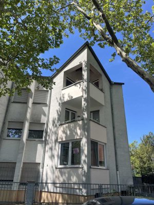 Juwel, extravagant geschnittene 3-Raum-Wohnung mit Balkn und Einbauküche in zentraler Lage