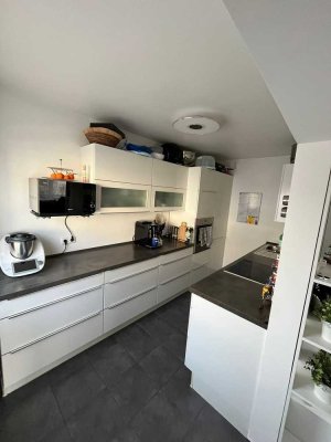 Preiswerte, modernisierte 3-Zimmer-Erdgeschosswohnung mit Einbauküche in Münster (Hessen)