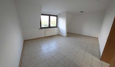 Schöne, helle Wohnung mit günstigen Nebenkosten im Dachgeschoss eines ruhigen Mehrfamilienhauses.